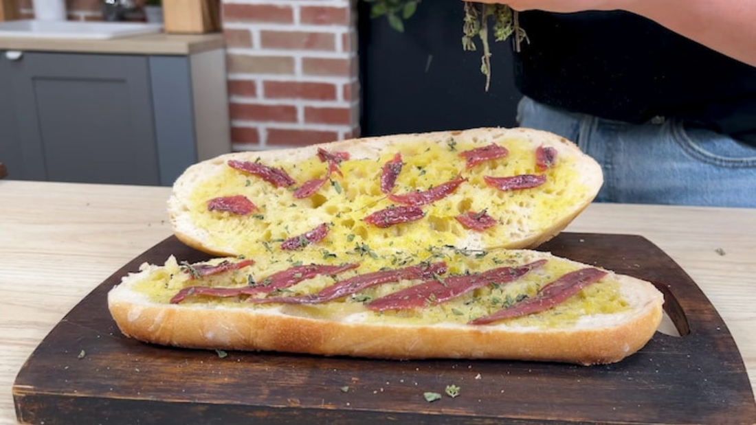 Pane con olio e alici: lo spuntino siciliano dal gusto autentico